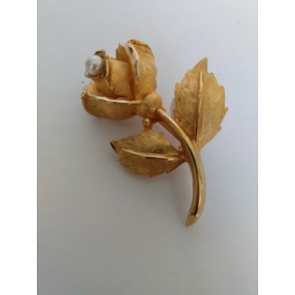 Vintage Coro Gold Tone Flower & Leaf design with faux pearl brooch pin - Picture 3 of 7